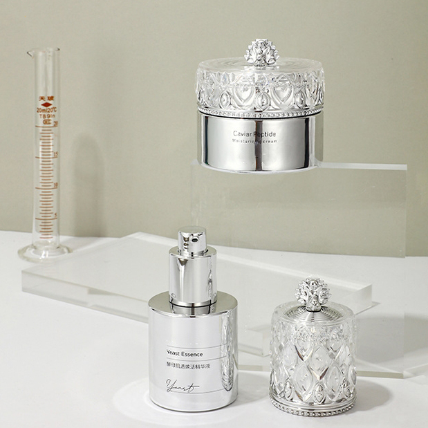 Jemná rovnováha v dizajne sklenených flakónov: spojenie praktickosti a umenia