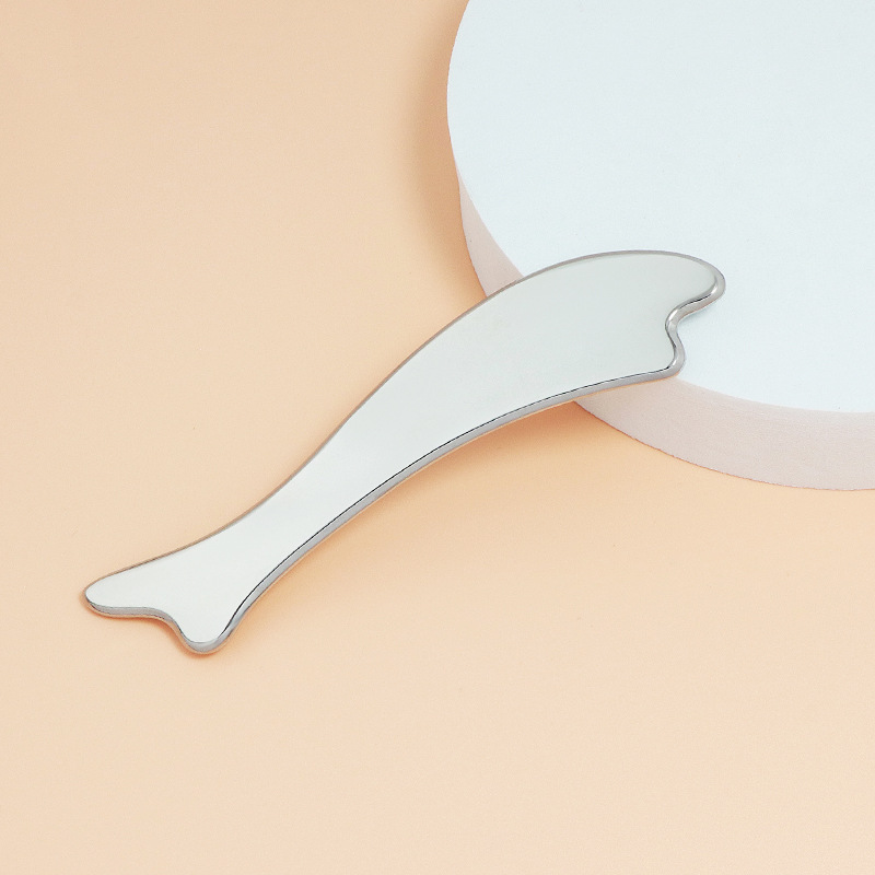 Doska Gua Sha zo zinkovej zliatiny v tvare ryby s personalizovanými farbami a logom