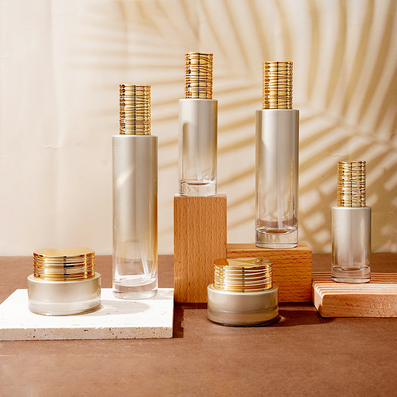 Sklenená fľaša na sérum s galvanicky pokovovaným brúseným viečkom