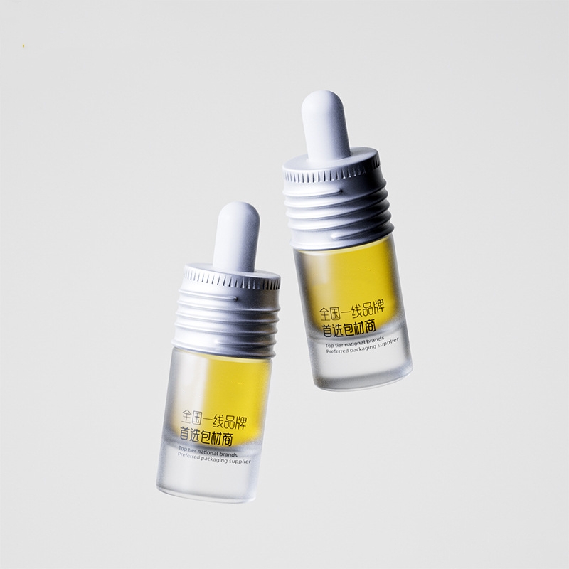 Malé sklenené fľaštičky na esenciálny olej s kovovými alebo drevenými kvapkadlami Malé sklenené fľaštičky na esenciálny olej s kovovými alebo drevenými kvapkadlami