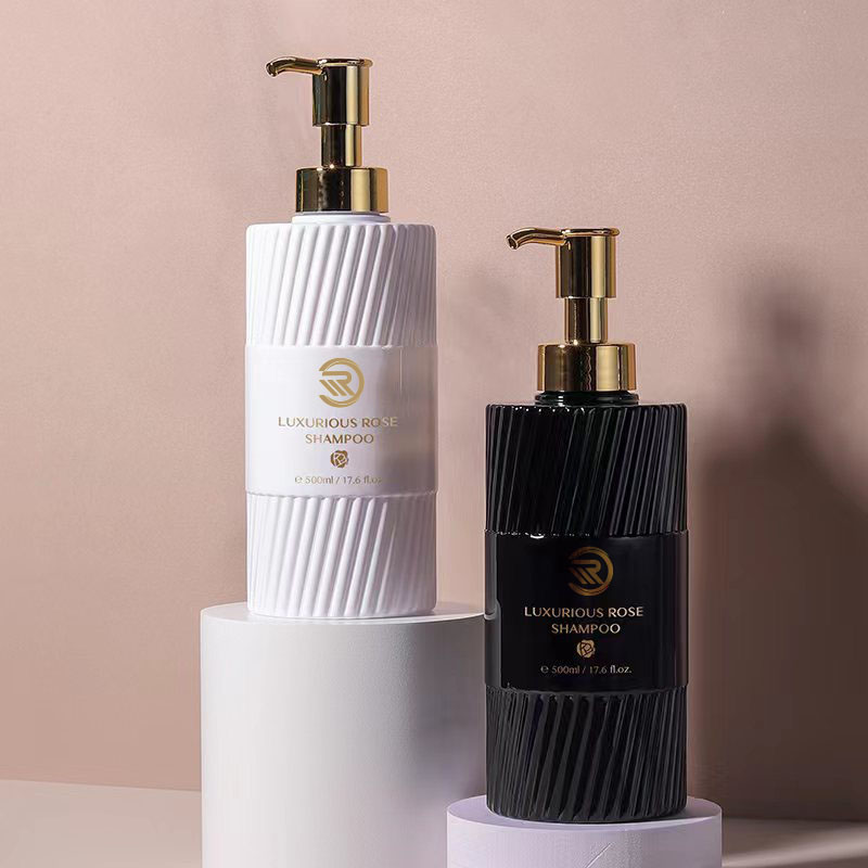 Ekologický 500 ml šampón so sprchovacím gélom na ploché ramená Fľaša na sprchový gél Biela Čierna Plastová pumpička s lisovaním na prúžok Balenie emulzie na použitie na pleťové mlieko